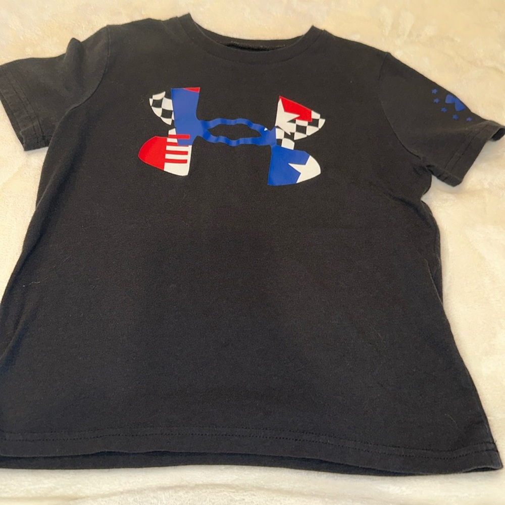 Boys Under Armour black T-shirt size YXS